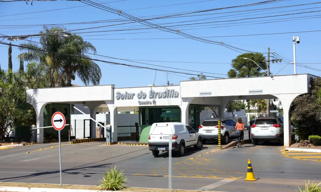 Bolsonaro deixa prisão domiciliar em Brasília para realizar exames médicos 3 Brasília (DF) 07/08/2025 Fachada do condomínio Solar de Brasília, onde mora e cumpre prisão domiciliar o ex-presidente Jair Bolsonaro. Foto: Fabio Rodrigues-Pozzebom/ Agência Brasil
