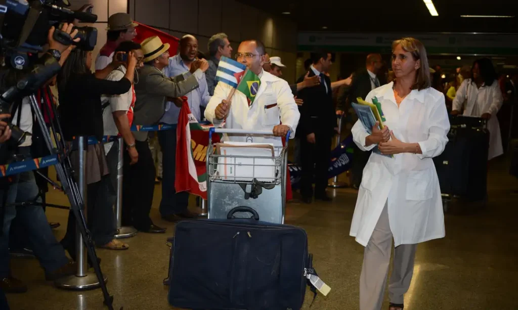 Associação de Médicos Cubanos Repudia Sanções dos EUA a Envolvidos no Mais Médicos 5 Em outubro de 2013, médicos cubanos desembarcavam em Brasília contratados pelo Programa Mais Médicos