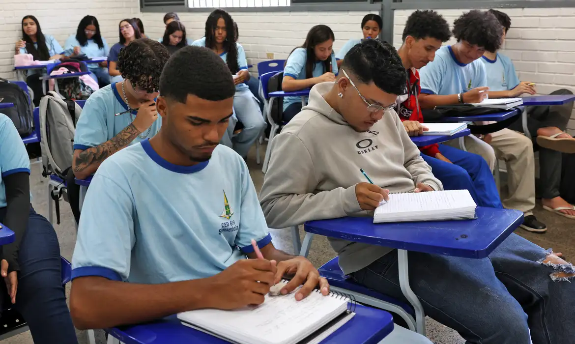 Brasília (DF), 19/02/2025 - Programa Pé-de-Meia. Alunos da escola CED619 da Samambaia. Foto: Antônio Cruz/Agência Brasil