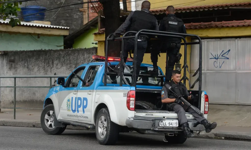 Violência no Rio: estudo inédito revela impacto devastador no aprendizado de alunos em áreas de risco 5 Rio de Janeiro - Tropas da PM circulam na Cidade de Deus, após operação no fim de semana, com queda de helicóptero e pelo menos 11 mortes (Fernando Frazão/Agência Brasil)