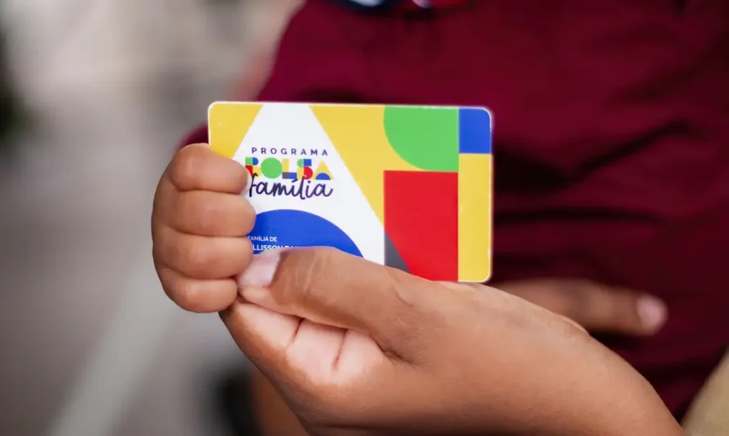 Bolsa Família: Caixa paga parcela de agosto para NIS final 2 nesta terça (19) 7 Erilene (27 anos), Mauro (05 anos) Elias (06 meses) - Família Beneficiária do Programa Bolsa Família - CRAS de Sobradinho 1 - Brasília (DF). Na foto eles seguram o cartão do programa Bolsa Família. Fotos: Lyon Santos/ MDS