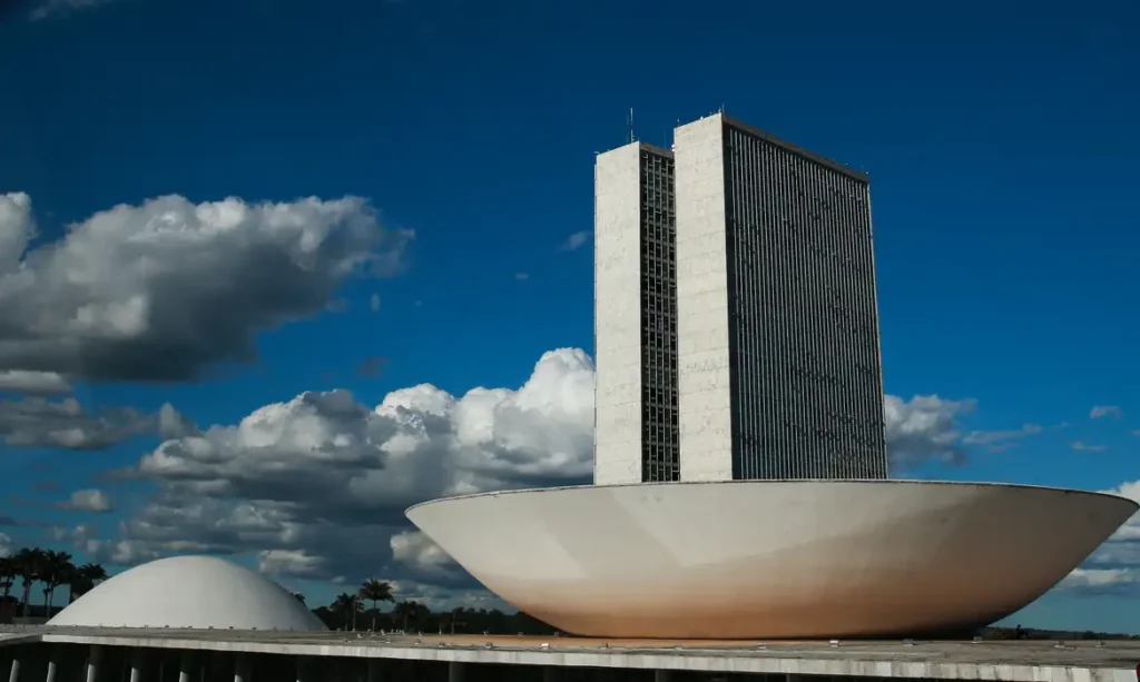 PL que regula redes sociais para crianças e adolescentes entra em pauta na Câmara 2 A cúpula maior, voltada para cima, abriga o Plenário da Câmara dos Deputados.