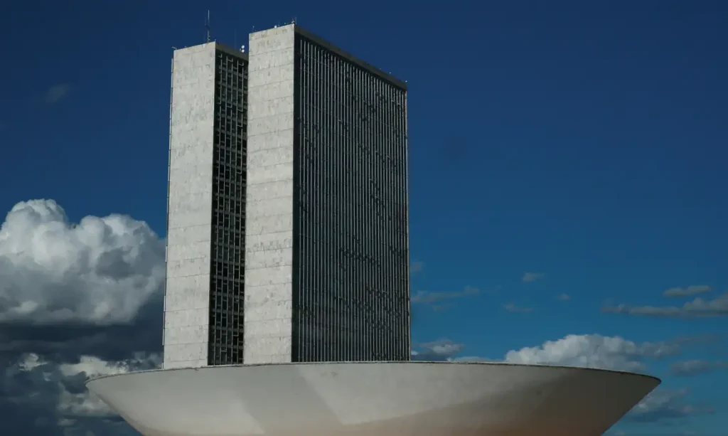 PL 2628: Câmara analisa projeto que endurece regras para proteger crianças e adolescentes nas redes sociais 7 A cúpula maior, voltada para cima, abriga o Plenário da Câmara dos Deputados.