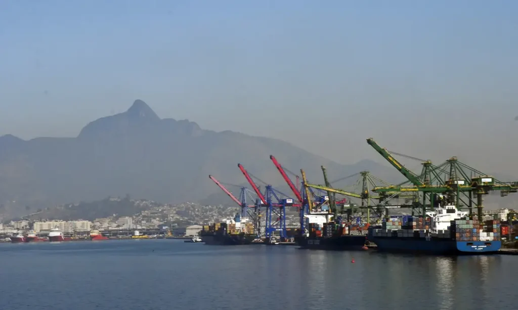 Importação de calçados atinge recorde histórico em julho e preocupa indústria brasileira 5 Atracação de navios no Caís do Porto do Rio de Janeiro, guindaste, container.