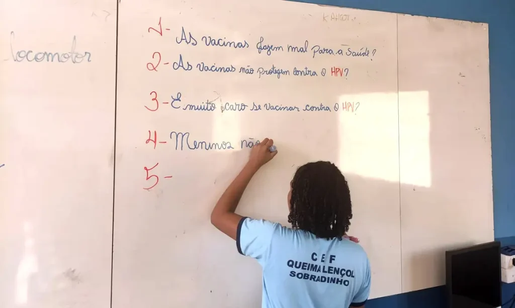 Brasil supera média global de vacinação contra HPV em meninas, mas busca ampliar cobertura em jovens 3 Projeto ensina estudantes a identificar informações falsas sobre vacina HPV. Jornalista Gracielly Bittencourt, idealizadora do projeto “Conhecimento é vacina para a desinformação”. Foto: Cleiton Freitas
